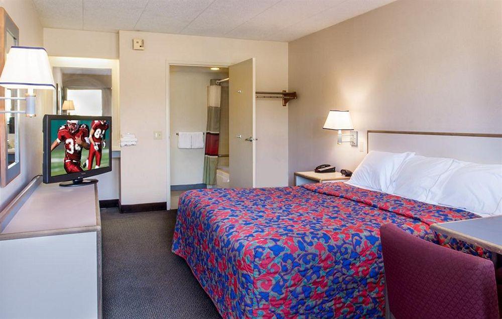 Travelodge By Wyndham Peoria Exterior photo
