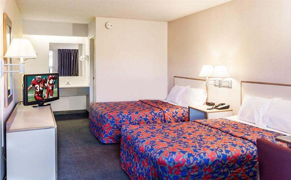 Travelodge By Wyndham Peoria Exterior photo