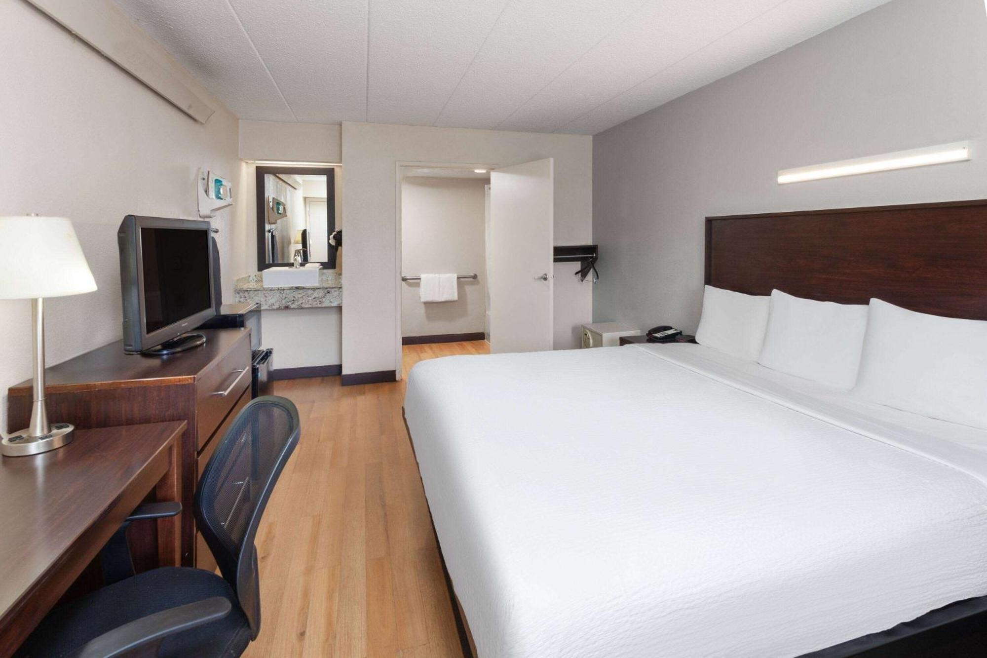 Travelodge By Wyndham Peoria Exterior photo