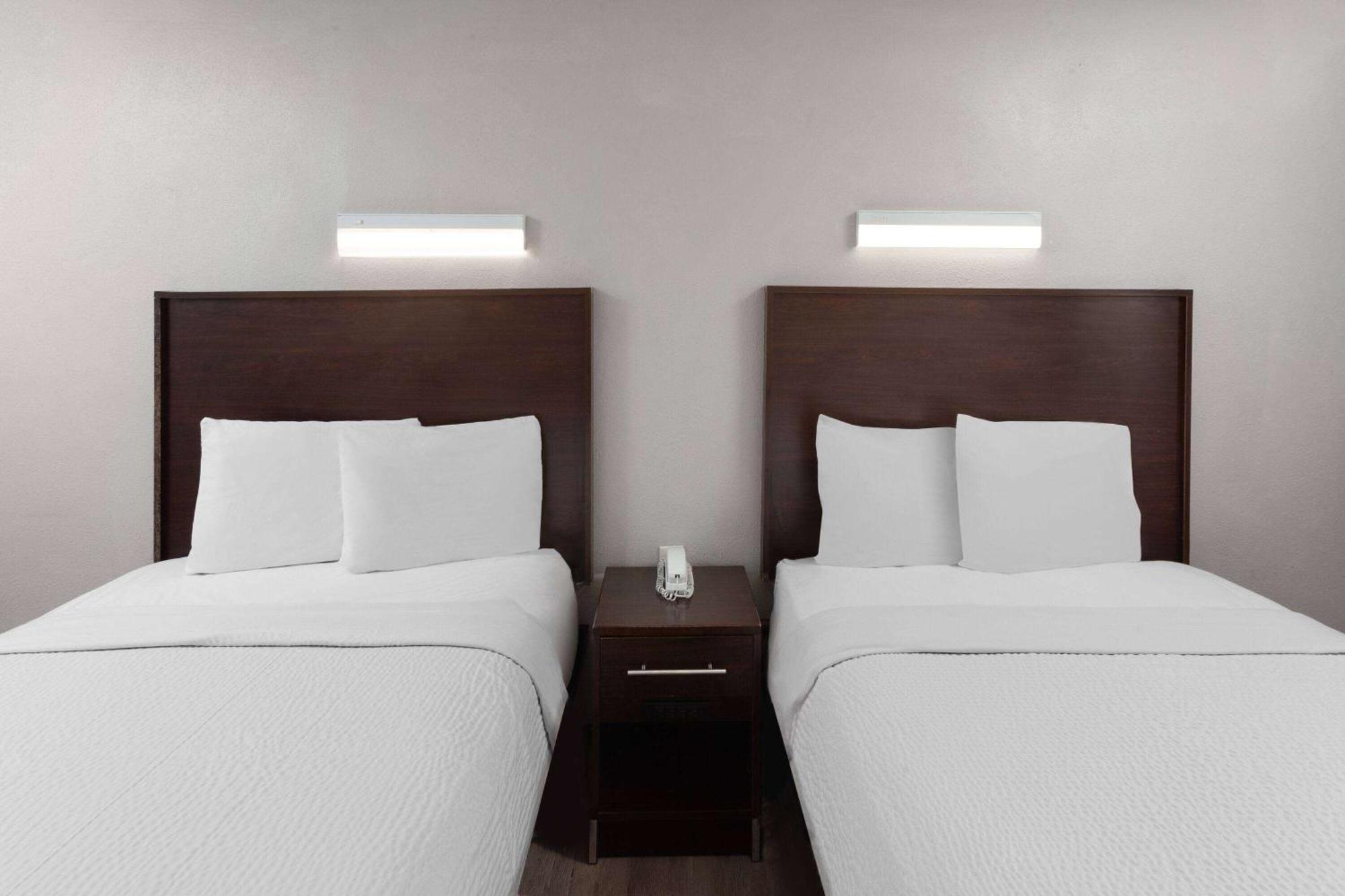 Travelodge By Wyndham Peoria Exterior photo