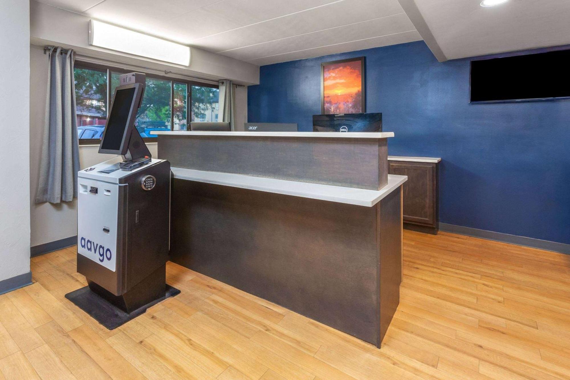 Travelodge By Wyndham Peoria Exterior photo